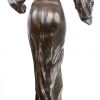 “Viola”. Een bronzen beeld naar een werk van Flora. Op grijs marmeren sokkel