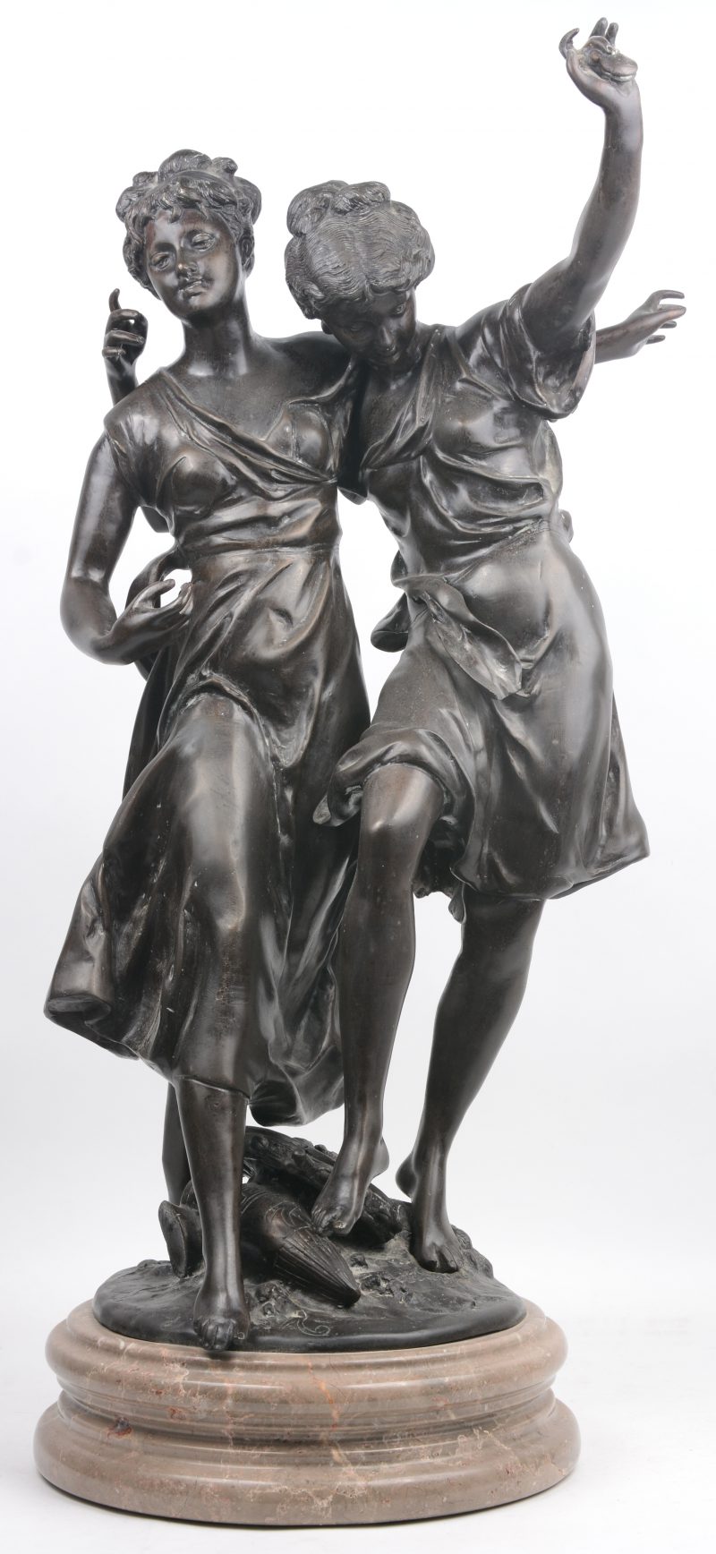“Dansende vrouwen”. Een bronzen grope naar een werk van Moreau. Op beige marmeren sokkel.