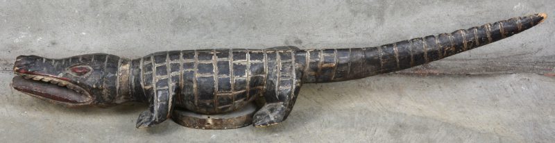 Een gebeeldhouwd en deels gepolychromeerde houten krokodil. Afrikaans werk.