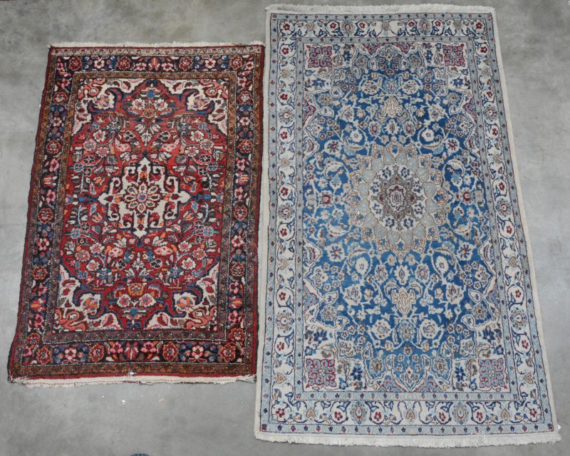 Twee verschillende handgeknoopte Oosterse wollen karpetjes.