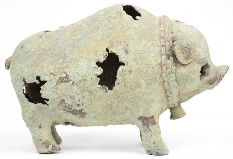 Een bronzen varken met bel. Aziatisch werk.