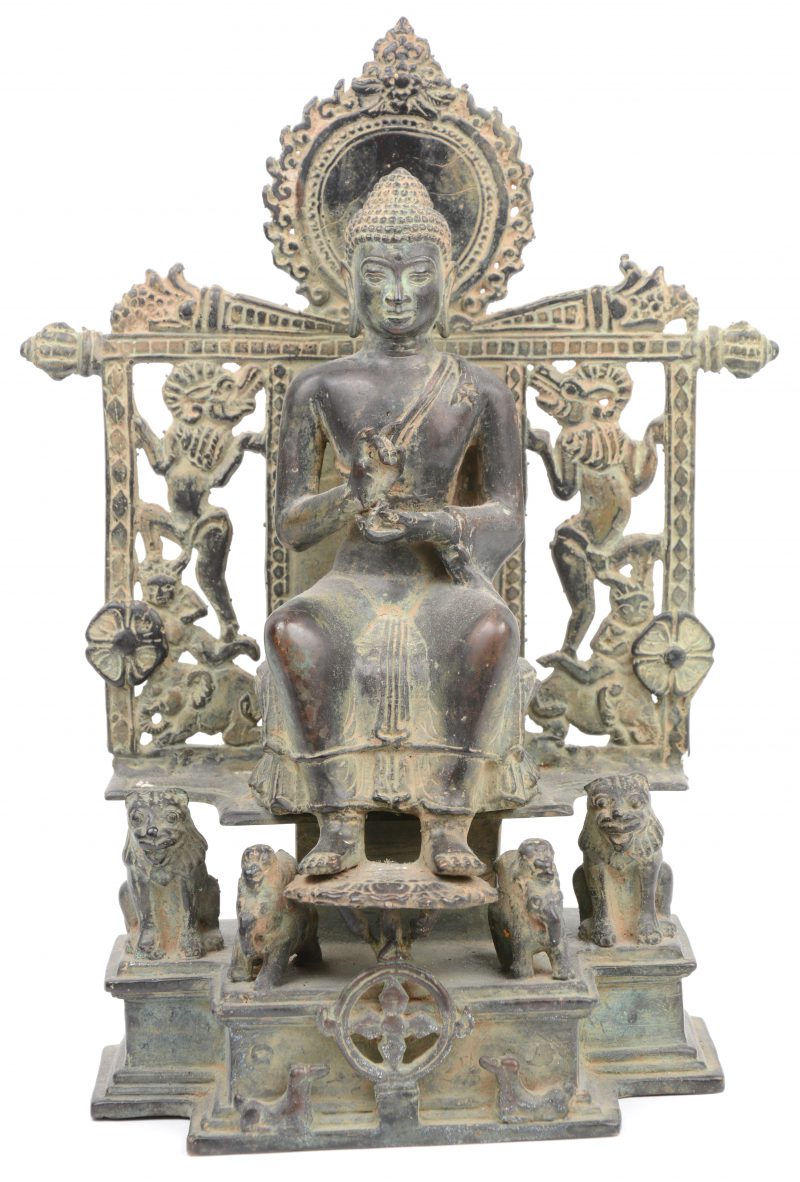 Een bronzen voorstelling van Boeddha op troon met leeuwen.