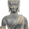 Een staande Boeddha van brons.
