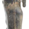 Een staande Boeddha van brons.