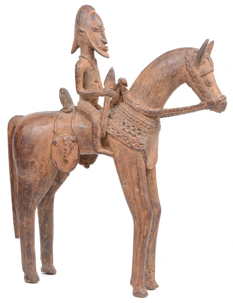 “Stamhoofd op paard”. Een Afrikaans bronzen beeld.
