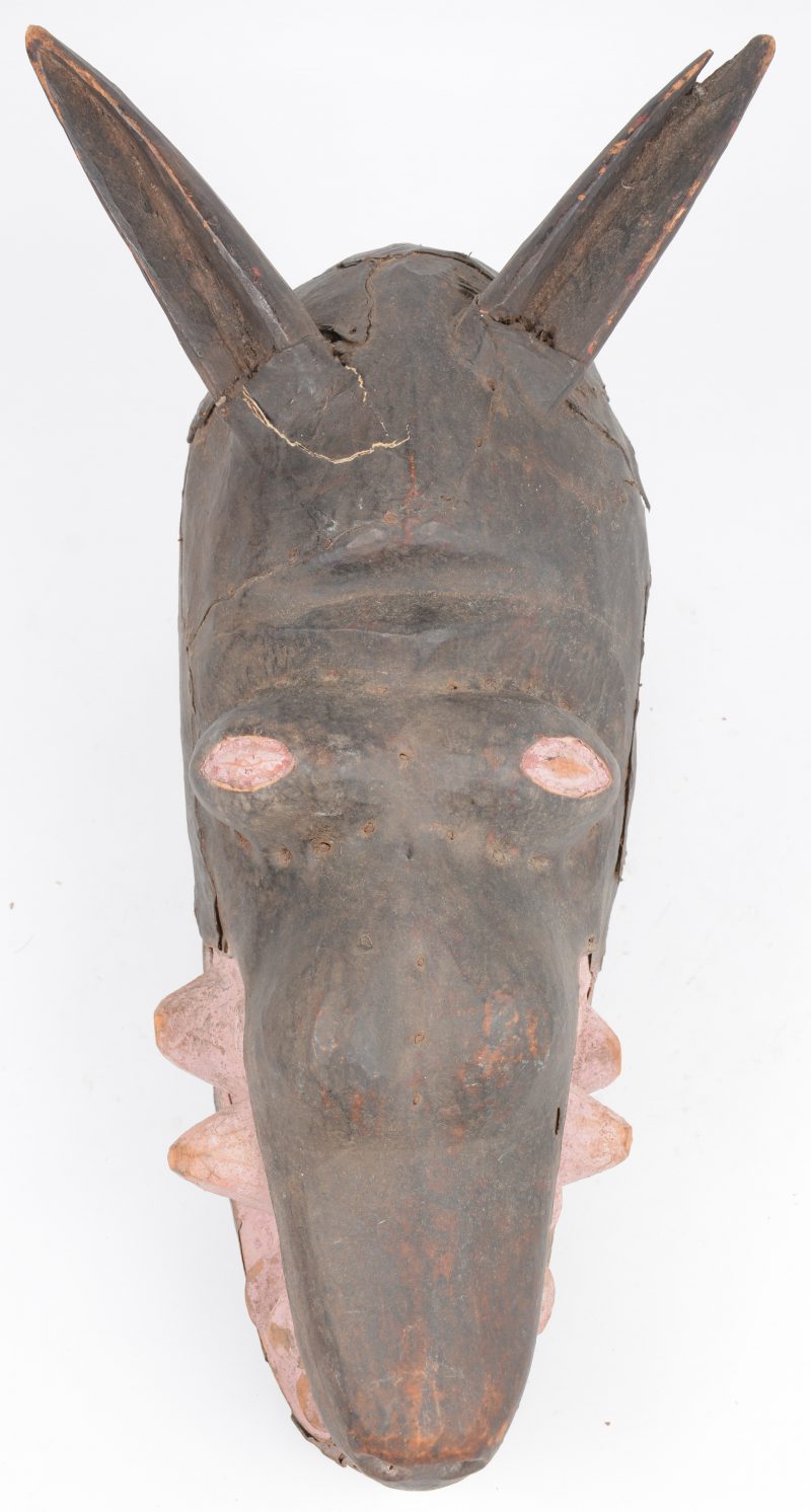 Een gepolychromeerd houten afrikaans dierenmasker.