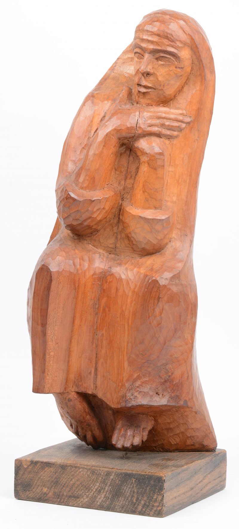 “Zittende vrouw.” Een beeld van gesculpteerd notenhout.