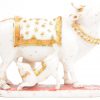 Een gebeeldhouwd en gepolychromeerd wit marmeren beeld met voorstelling van Krishna die de koe melkt. Poten gerestaureerd.