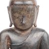 Een antieke houten zittende Boeddha.