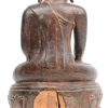 Een antieke houten zittende Boeddha.