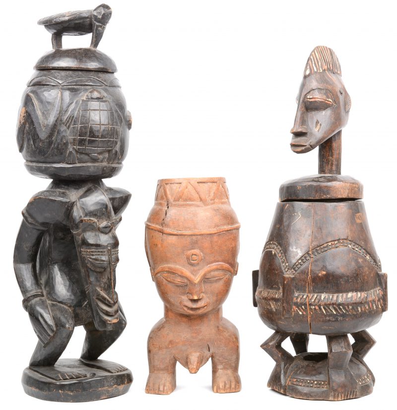 Drie gebeeldhouwde antropomorfe Afrikaanse houten potten. Eén zonder deksel.
