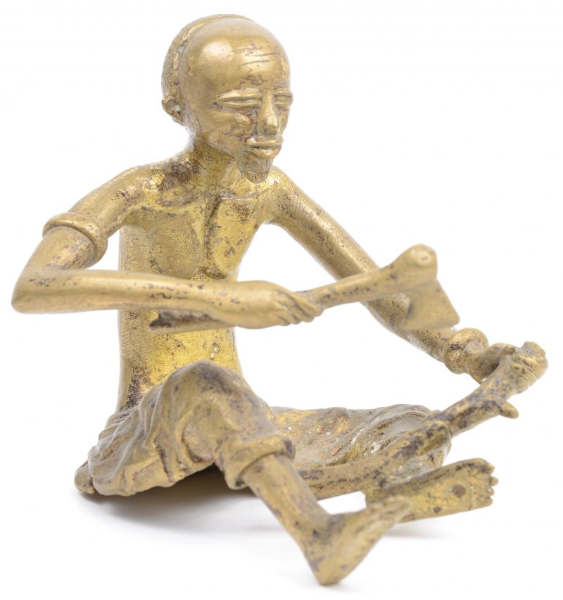 “Houtbewerker”. Een Afrikaans bronzen beeld.