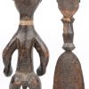 Twee gebeeldhouwde Afrikaanse houten beelden, waarbij één met ijzeren bel.