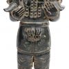Een lot Aziatische voorwerpen, bestaande uit een gedreven messingen masker en kroon op staander, een gebeeldhouwd stenen beeldje en een kleine gong.