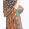 Een gepolychromeerde houten papegaai, bekleed met gebatikte stof.