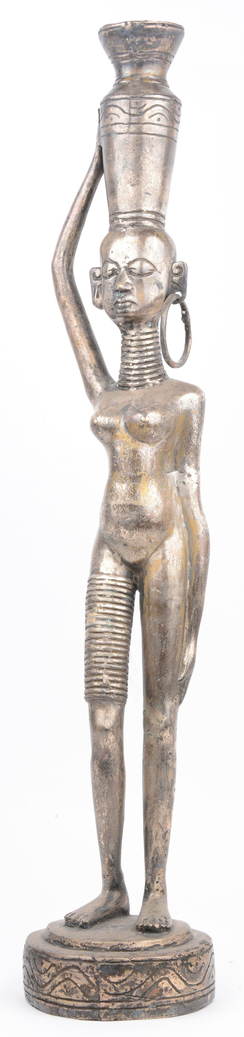 Een Afrikaans metalen beeld in de vorm van een vrouw met kruik op het hoofd.