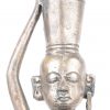 Een Afrikaans metalen beeld in de vorm van een vrouw met kruik op het hoofd.