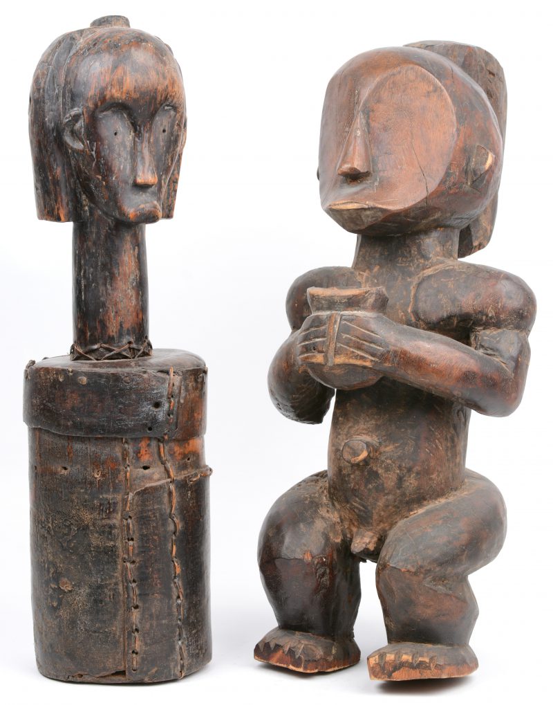Een Afrikaans houten voorouderbeeld en een lederen recipiënt met houten hoof op het deksel.