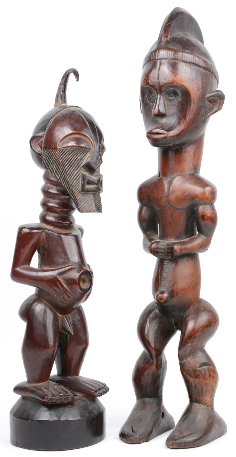 Twee Afrikaanse beelden van gebeeldhouwd hout.