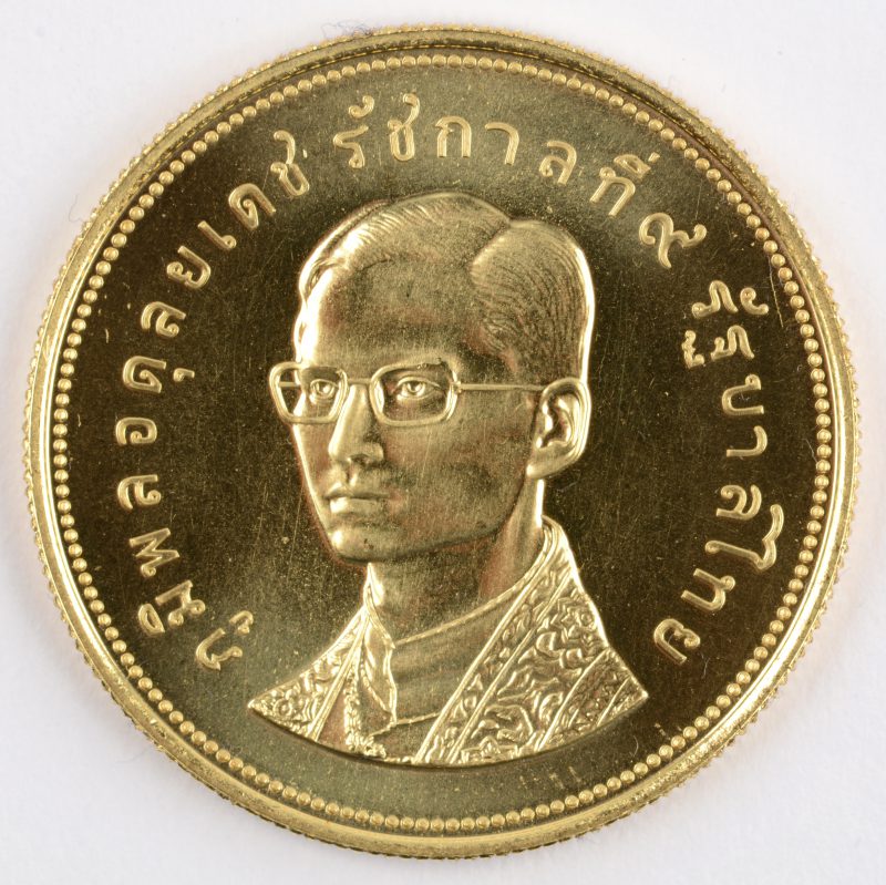 1 gouden munt “Conservation”. Au 900/1000. Thailand 1974. Recto: Rama IX, verso: siantarazwaluw. Heel kleine oplage.