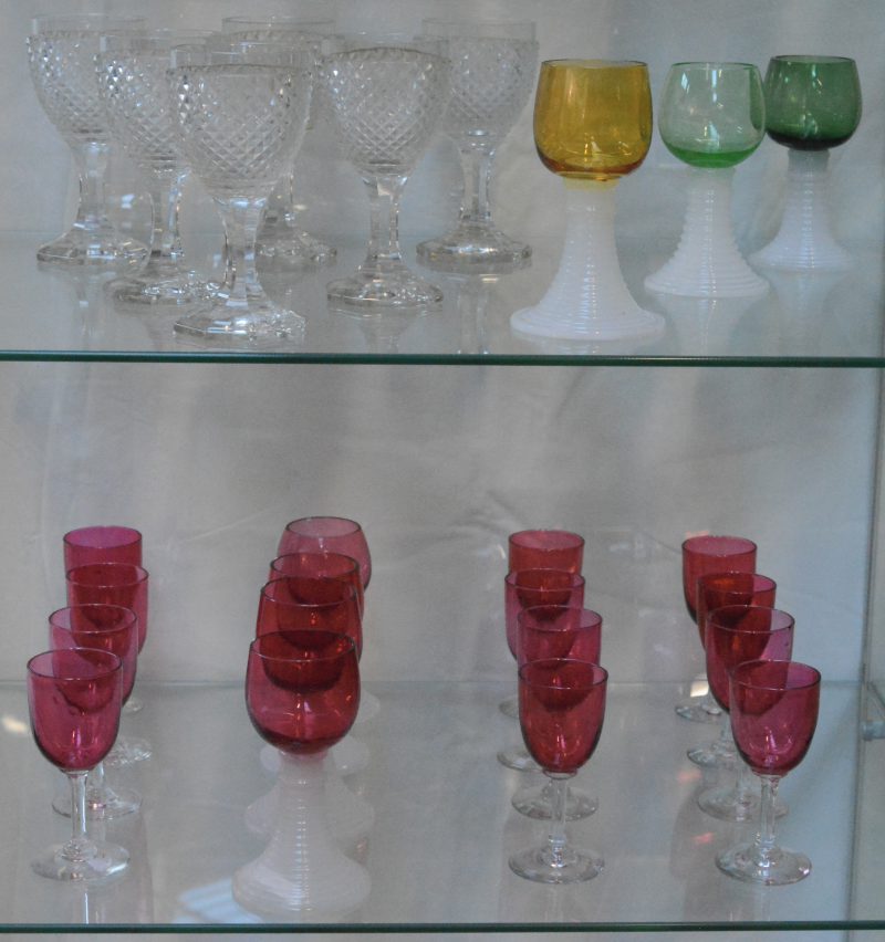 Een lot glazen, waarbij zes kleurloos kristallen op achthoekige voet, zeven moeselglazen, waarvan één met gele, twee met groene en vier met roze kelk en twaalf glazen met roze kelk in diverse modellen.