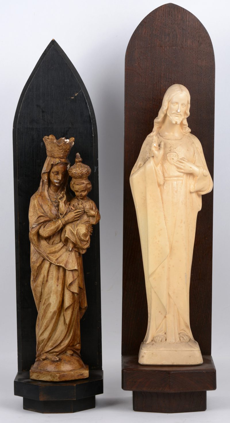 Een Mariabeeld en een Heilig-Hartbeeld van gips. Het eerste met gerestaureerd hoofd. Beide op houten wandconsole. GEBROKEN
