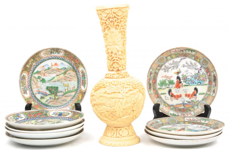 Een lot varia, bestaande uit negen kleine bordjes van Chinees porselein en een kunststof vaasje.