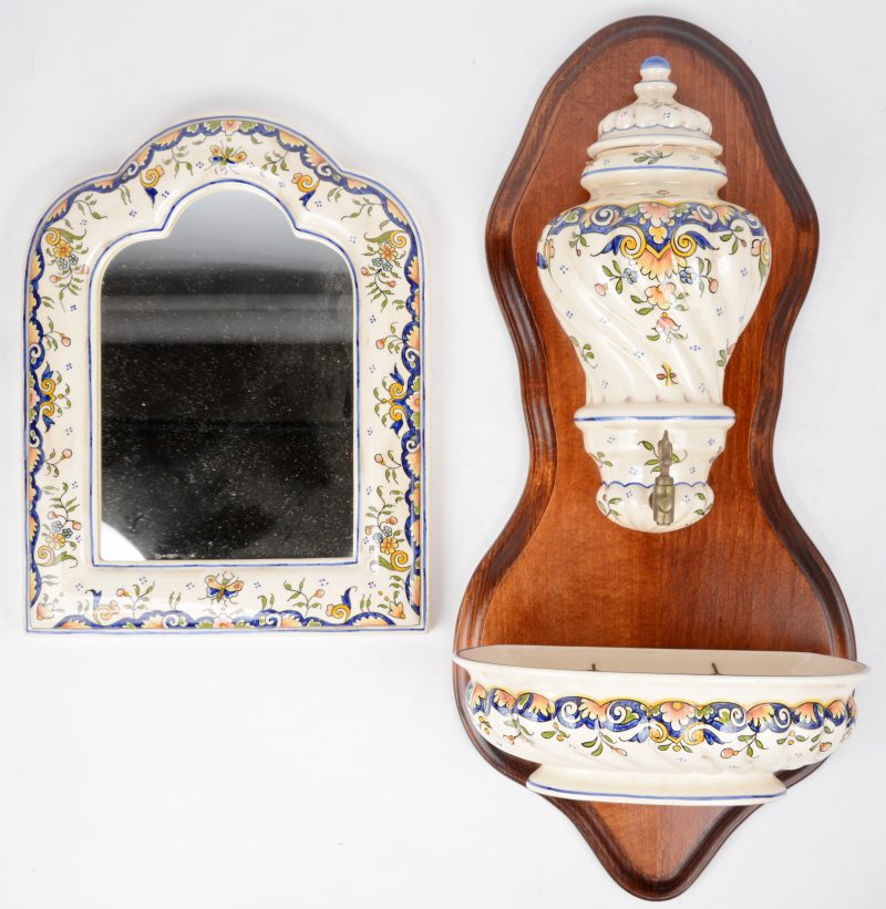 Een spiegeltje en een wandfontein van meerkleurig aardewerk van Rouen.