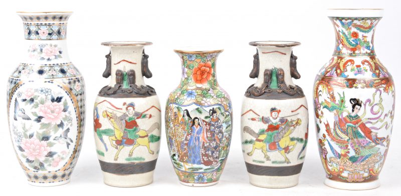 Een lot van vijf kleine vaasjes waaronder een paar van Nanking-aardewerk, twee van Chinees en één van Japans porselein.