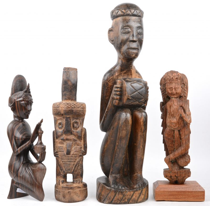 Vier stuks Aziatisch en Afrikaans houtsnijwerk.