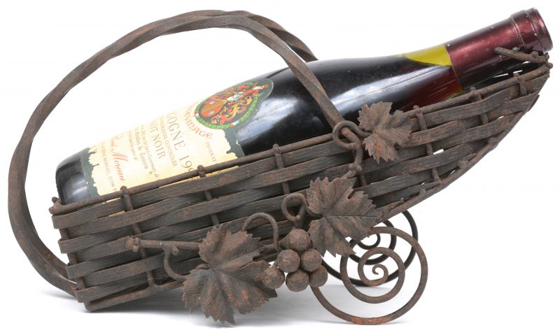 Een smeedijzeren wijnhouder, versierd met druivenranken.
