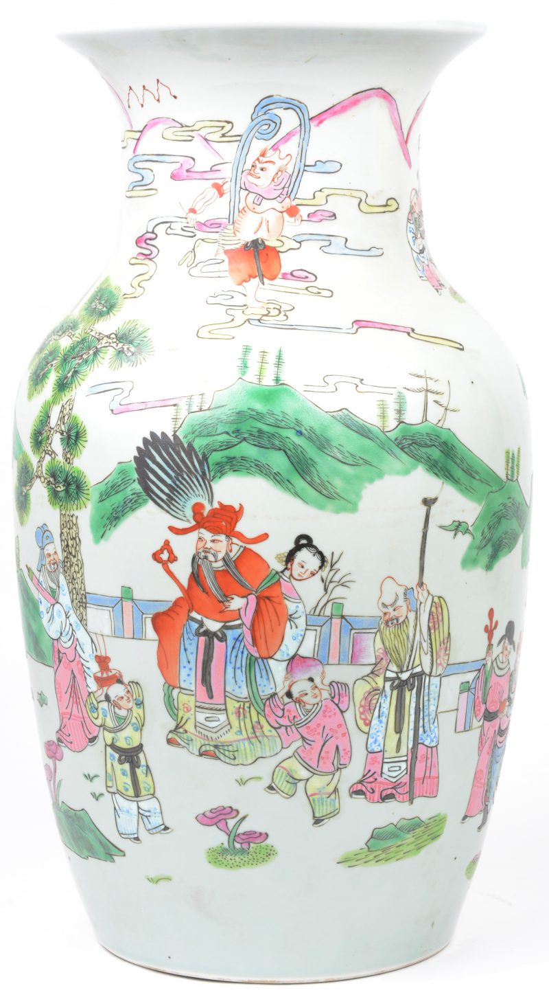 Een balustervaas van Chinees porselein met een meerkleurig decor van talrijke personages. Onderaan gemerkt. Kleine haarscheur centraal op de buik.