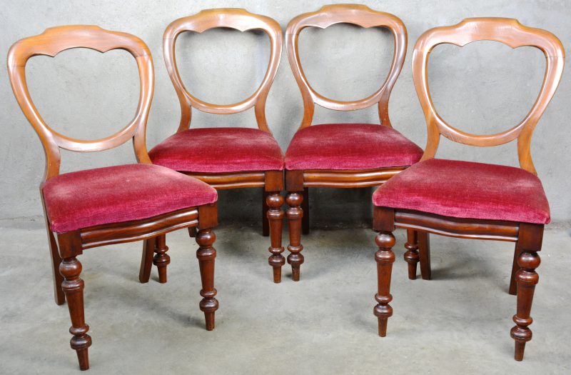 Een reeks van vier stoelen in Louis-Philippestijl, bekleed met rood fluweel.