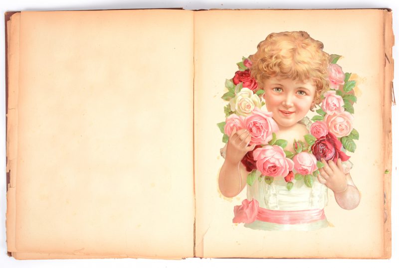 Een art nouveau album met talrijke veelkleurige knipsels met bloemen, vofels, kinderen, enz. uit het begin van de XXste eeuw. Slijtage aan het album en meerdere losse bladen.