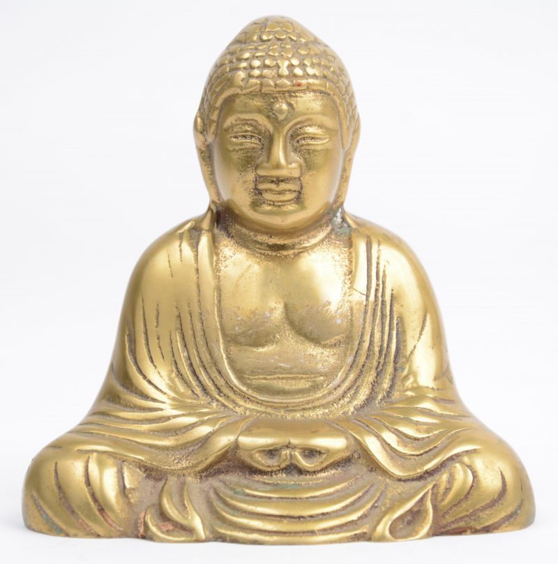 Een kleine messingen zittende Boeddha.