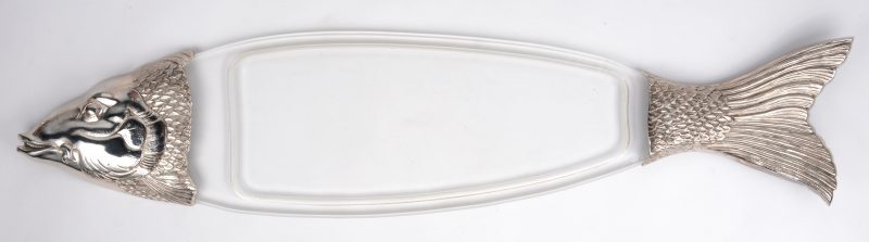 Een visvormige schotel van plexiglas en verzilverd metaal.