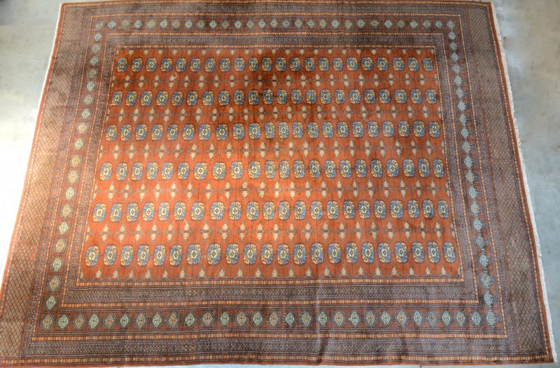 Een Afghaans handgeknoopt tapijt.