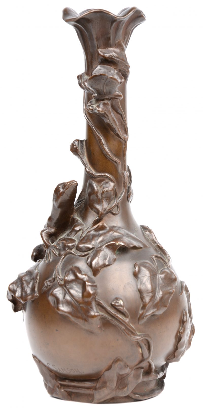 Een bronzen siervaas met een hoogreliëfdecor van een hagedis die jaagt op een vlinder. Onderaan gemerkt “Fonderie National des Bronzes, Bruxelles”.