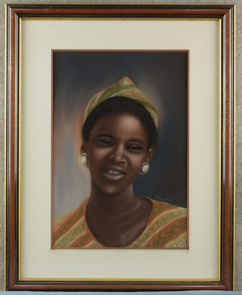 “Portret van een Afrikaanse vrouw”. Pastel op papier. Onleesbaar gesigneerd.