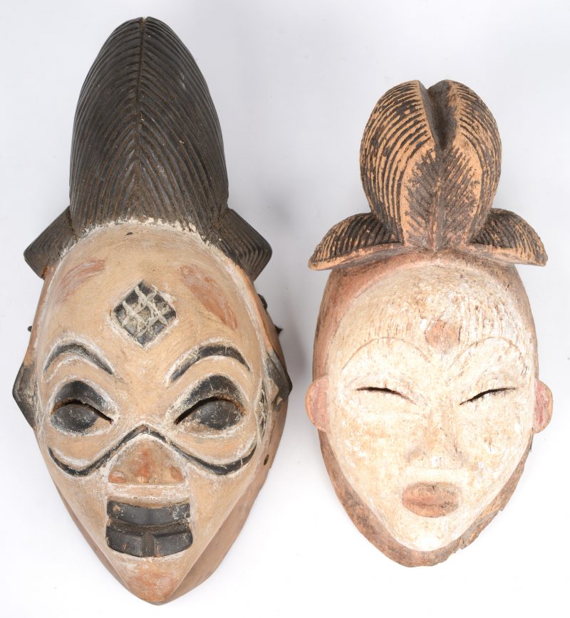 Twee deels gepolychromeerde Afrikaanse houten maskers.