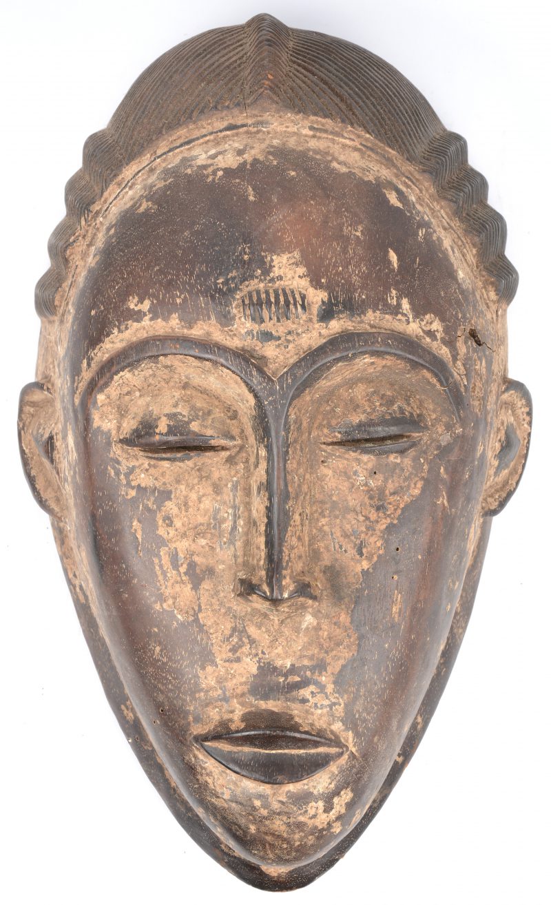 Een gebeeldhouwd Afrikaans houten masker.