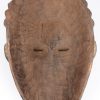 Een gebeeldhouwd Afrikaans houten masker.