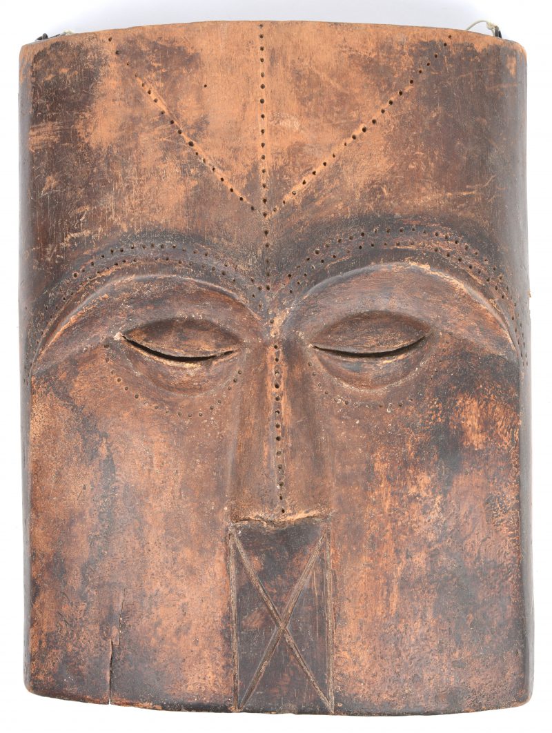 Een vierhoekig Afrikaans houten masker.