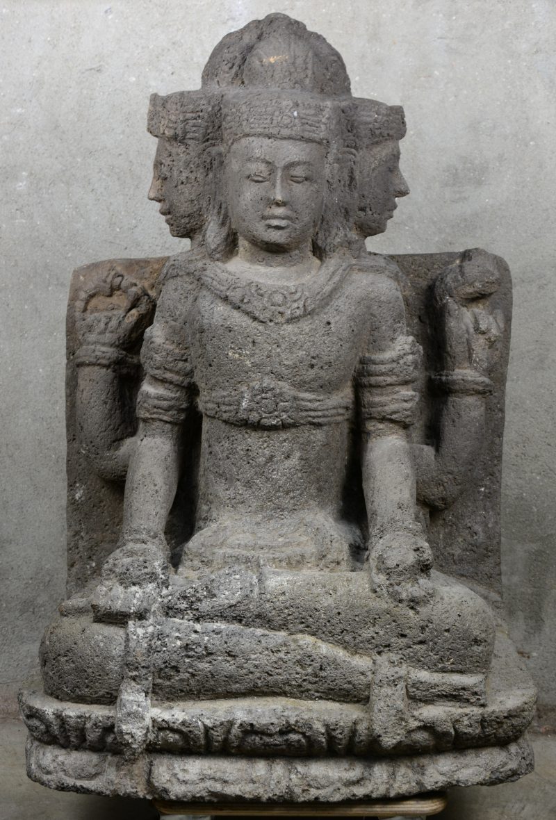 Een vierkoppige stenen Boeddha.