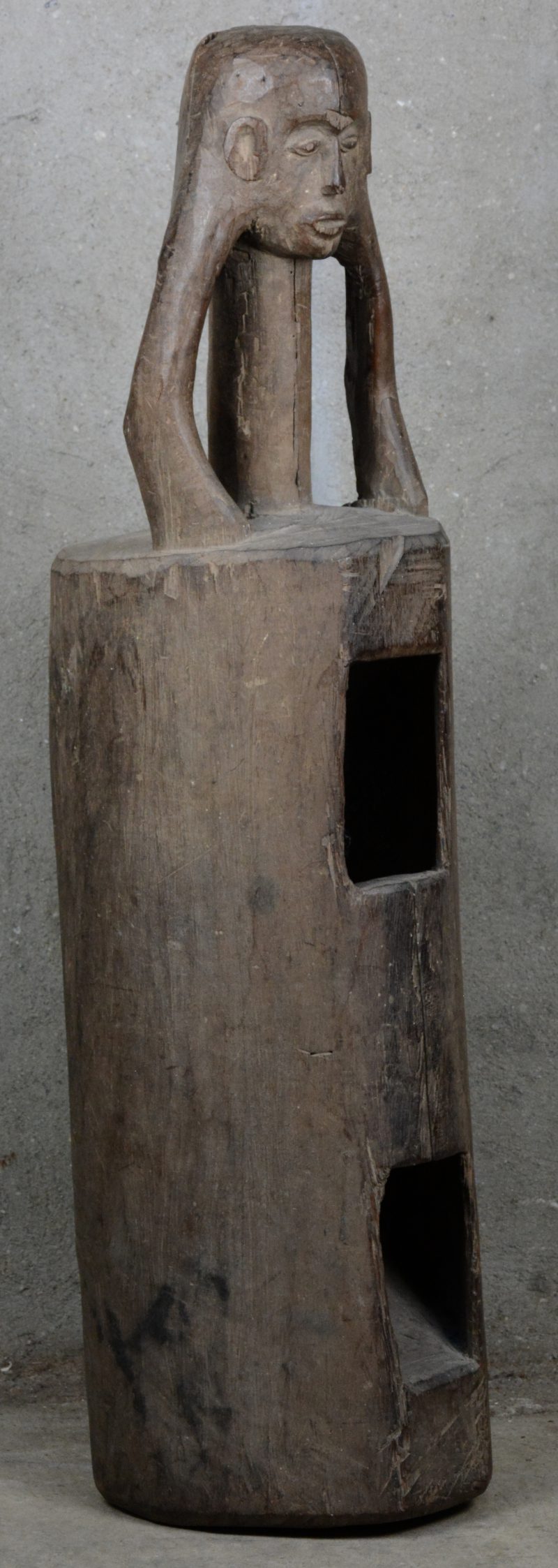 Een antropomorf Afrikaans houten slaginstrument.