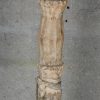 Een Afrikaanse houten ceremoniële staf. Op metalen voet.