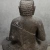 Een zittende stenen Boeddha.