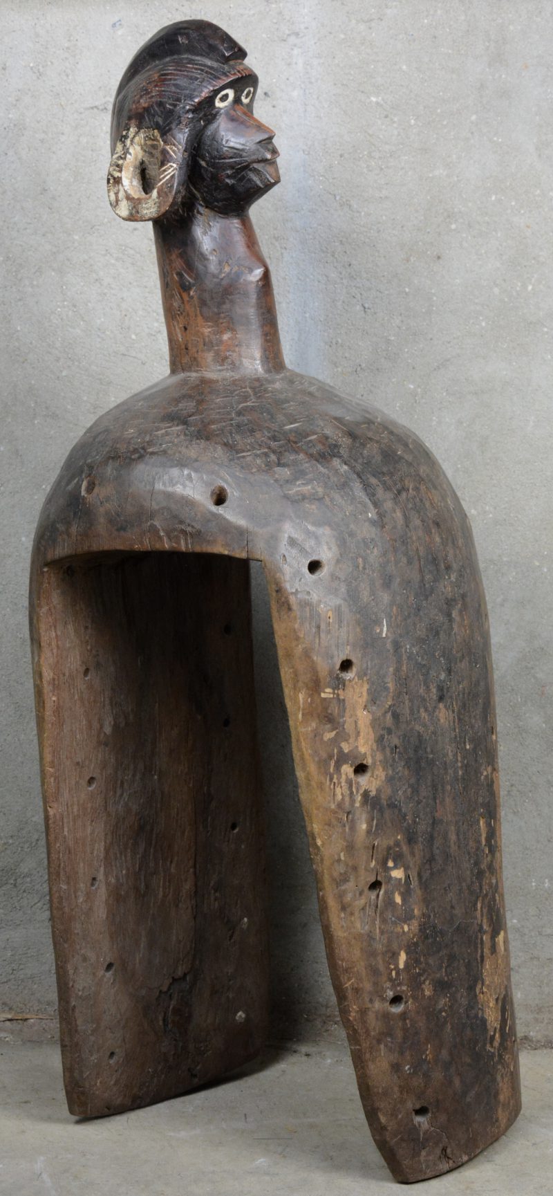 Een Afrikaans houten beeld. Deels witgepatineerd.