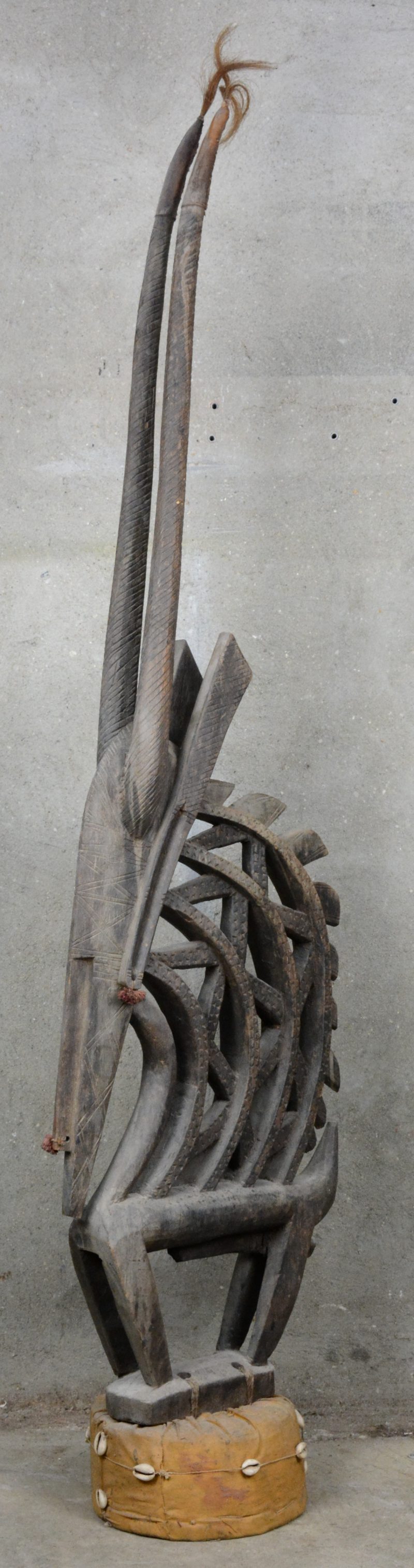 Een ceremonieel Afrikaans houten beeld in de vorm van een dier.