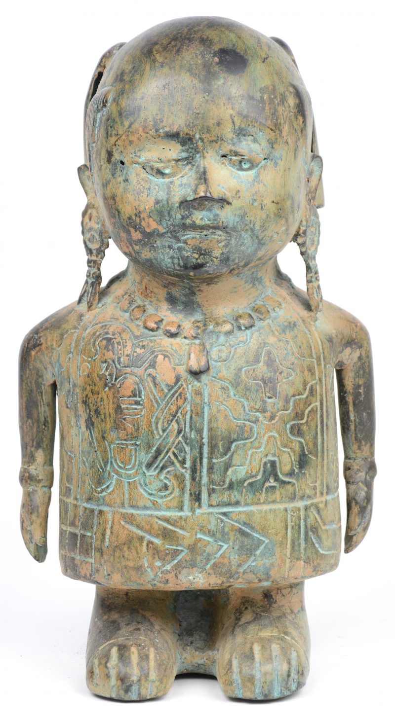 Een etnisch bronzen beeld.